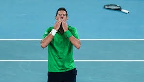 米堡官方：允许主帅爱德华兹与狼队谈判，已与后者达成协议条款